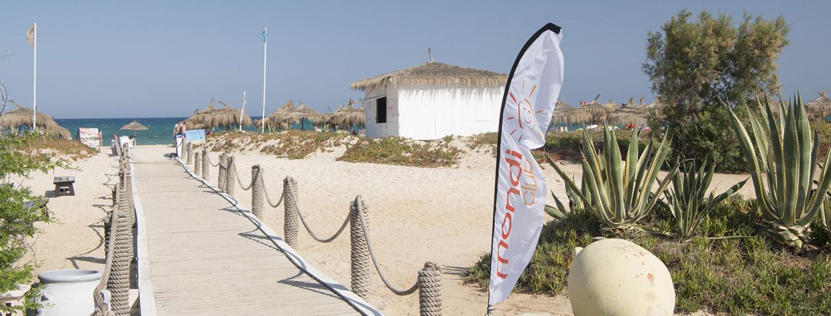 chemin menant à la plage avec petite maison blanche