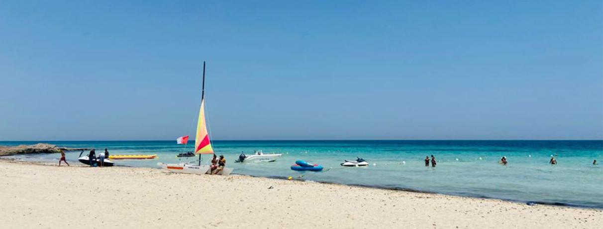 plage avec mer turquoise