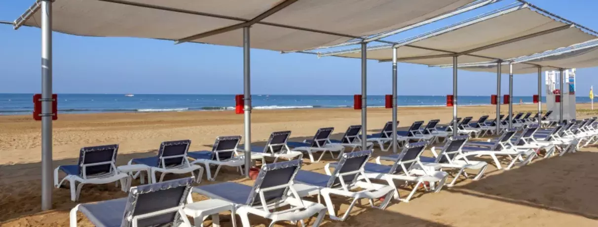 plage avec parasols et transats