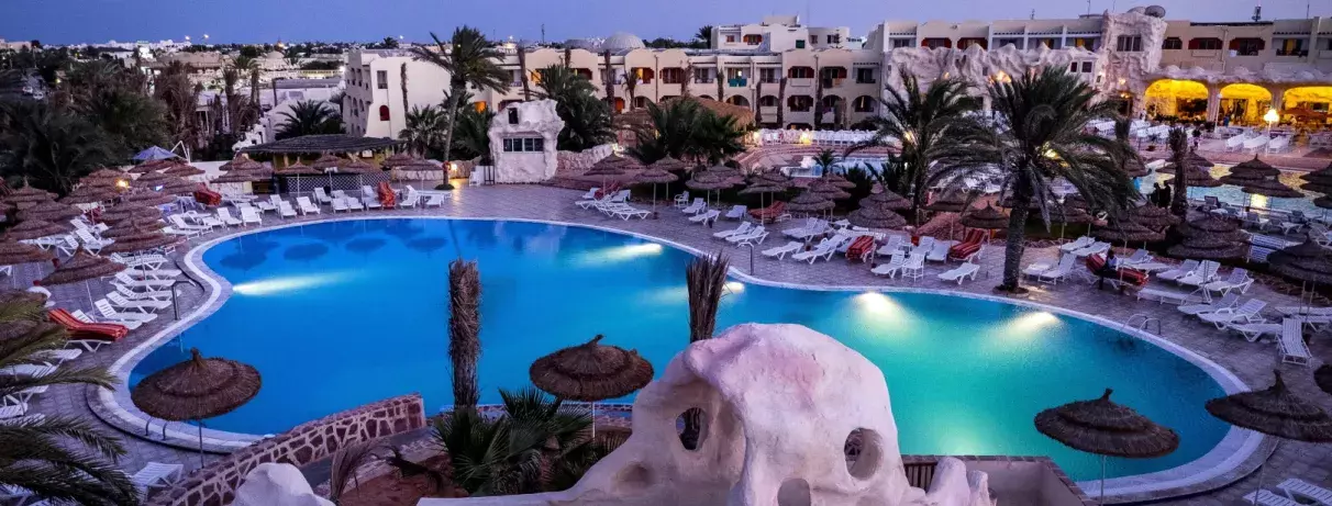 vue en hauteur piscine et hotel de nuit