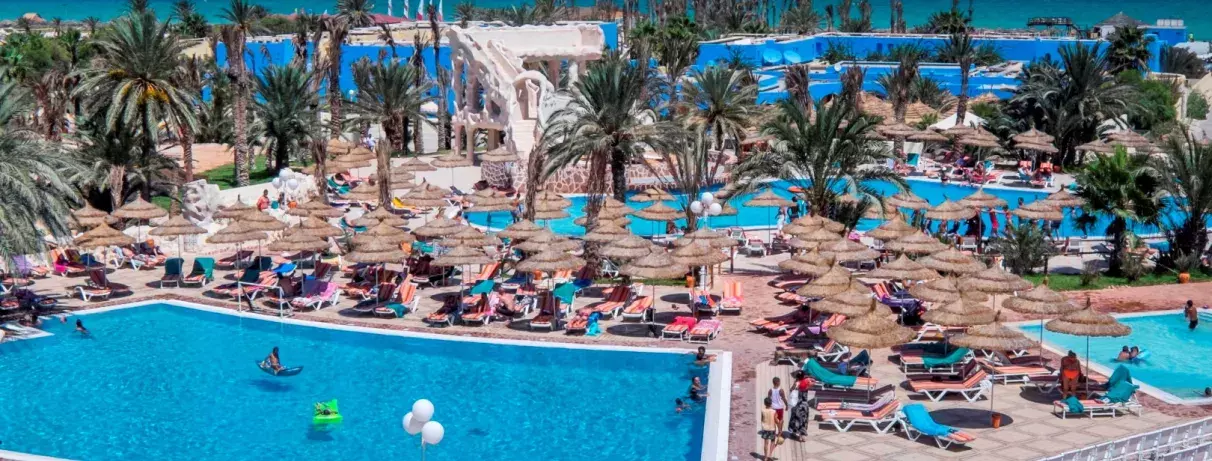 vue piscine et plage au loin