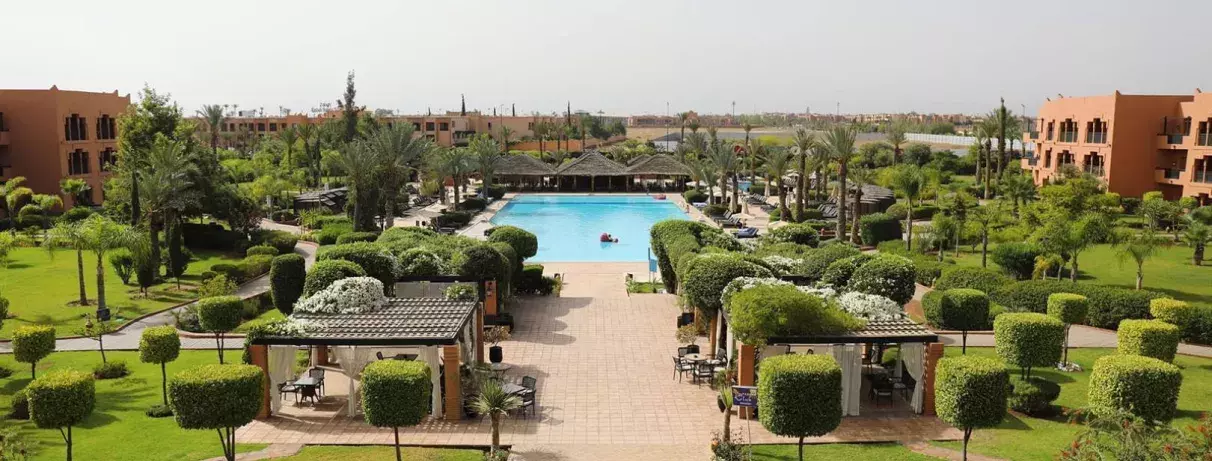 vue piscine et jardin