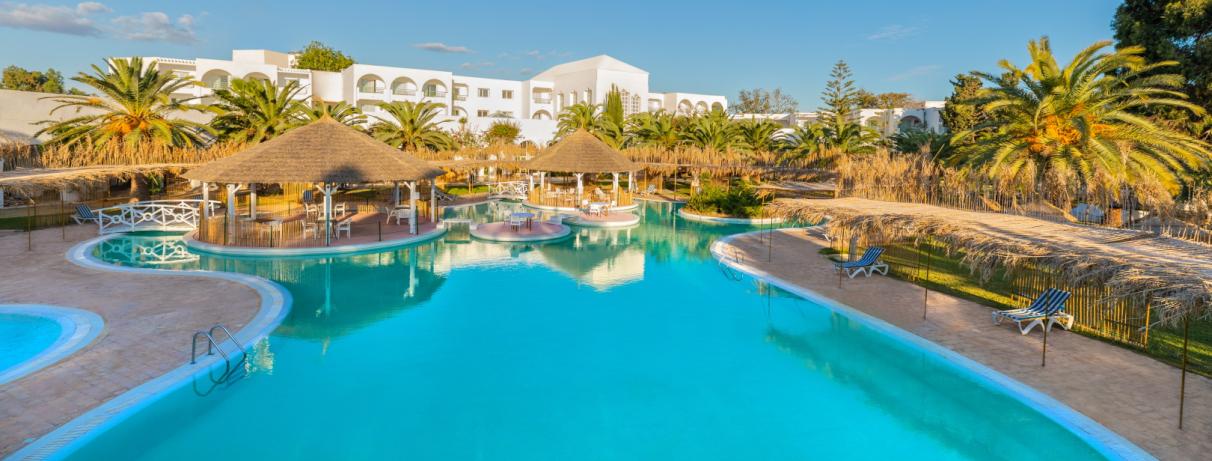 VUE PISCINE ET HOTEL