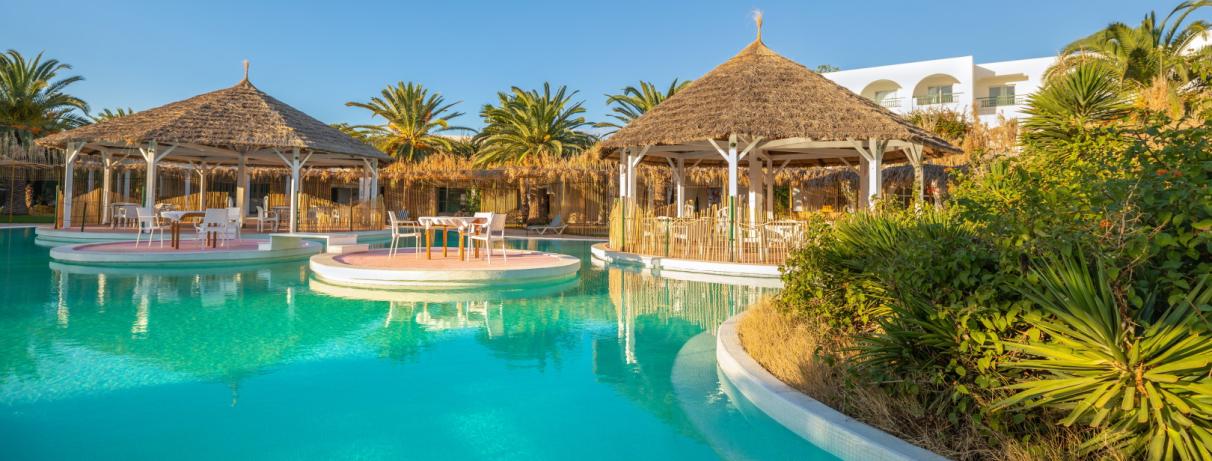 vue piscine et hotel avec végétation