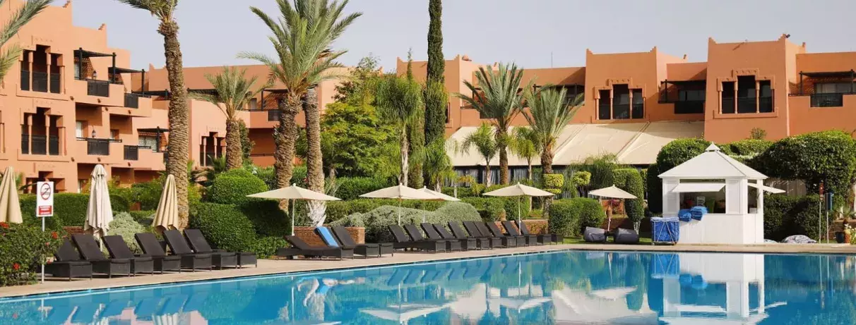 piscine avec transats