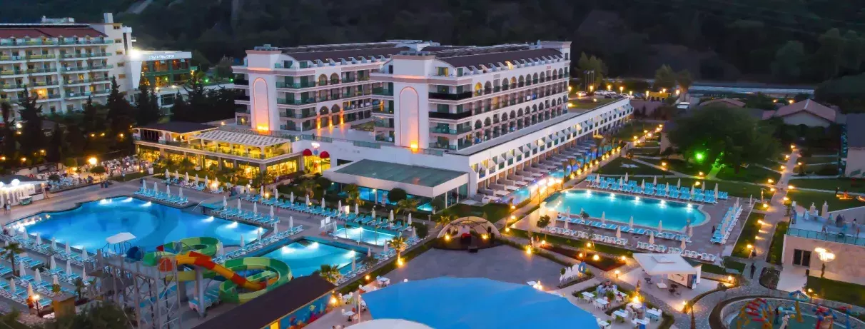 vue d'ensemble hôtel de nuit avec ses piscines illuminées 