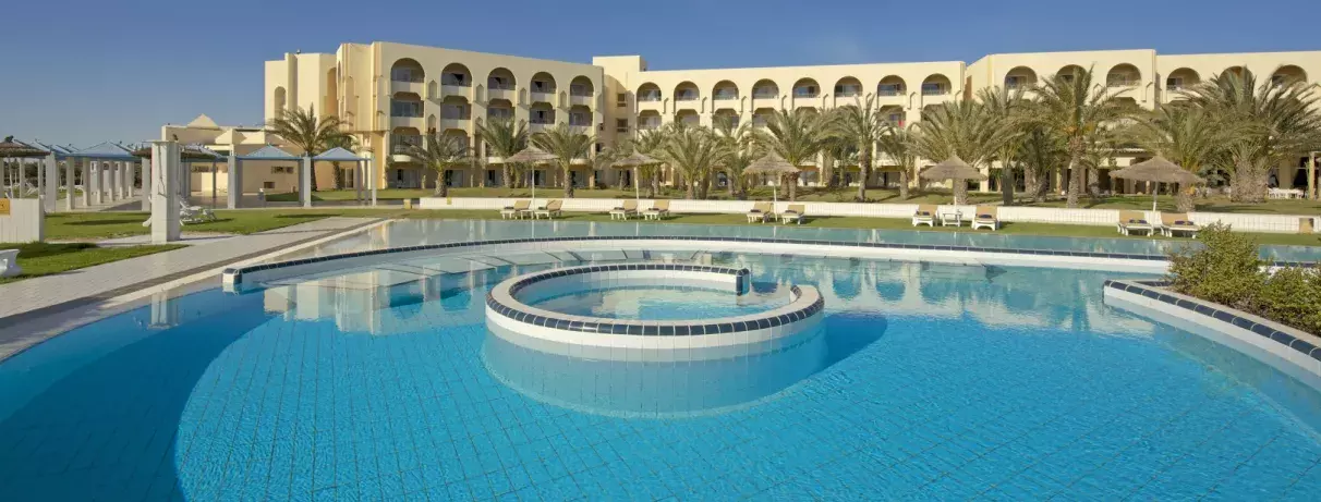 vue hôtel et piscine