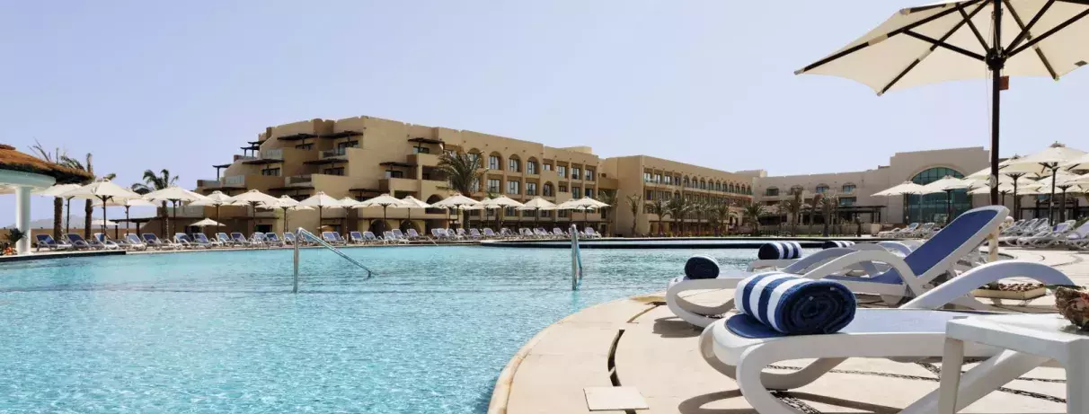 vue d'ensemble piscine et hôtel