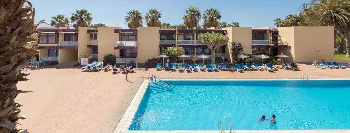 piscine extérieur avec vue sur l'hôtel