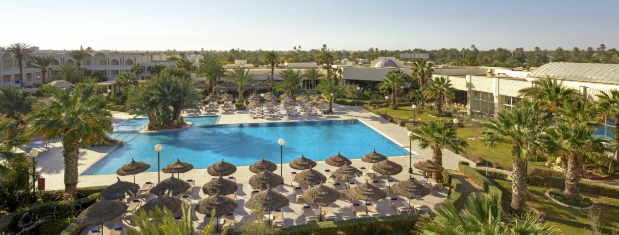 vue général piscine et hôtel