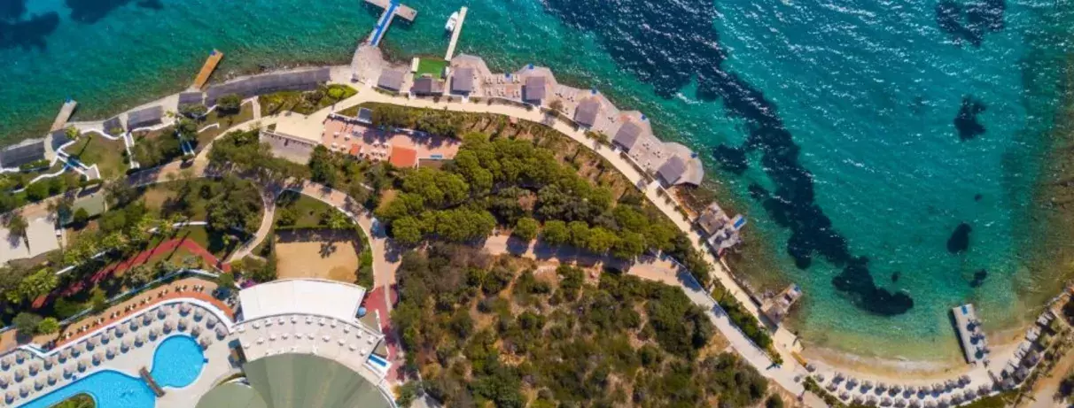 vue en hauteur de la plage et de la mer