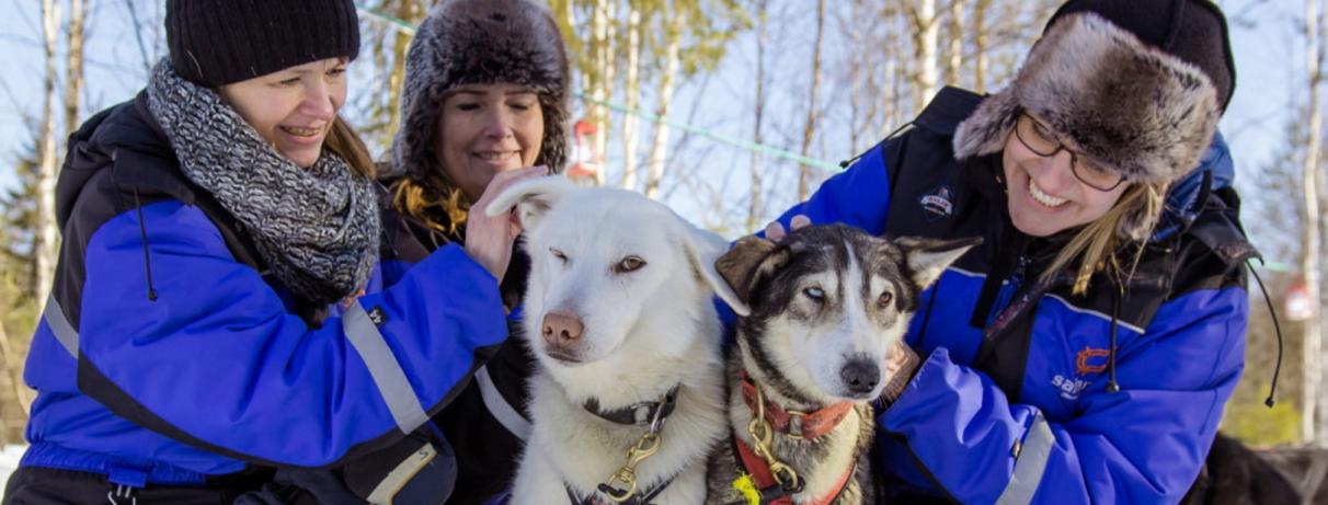 femmes avec chiens