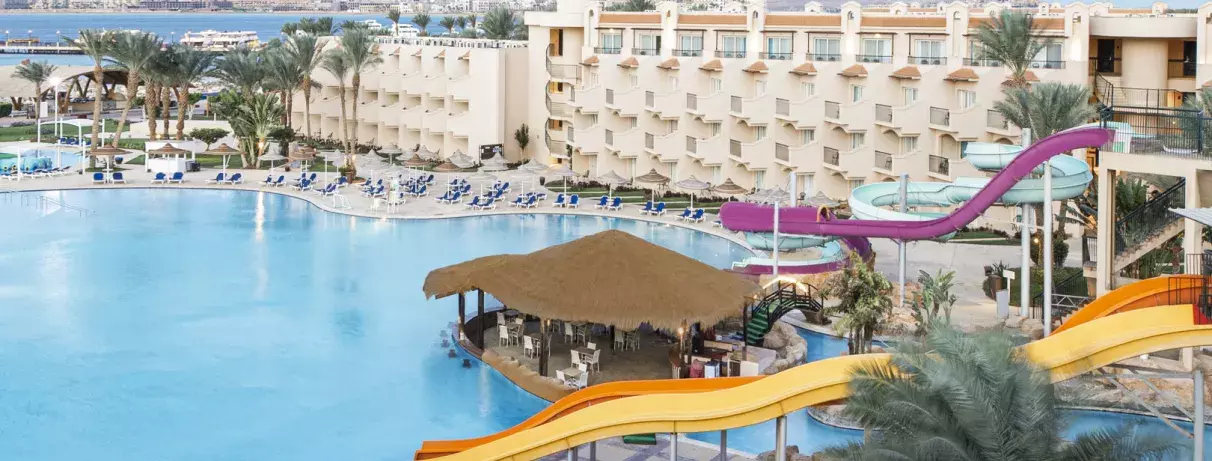 vue avec piscine et toboggans