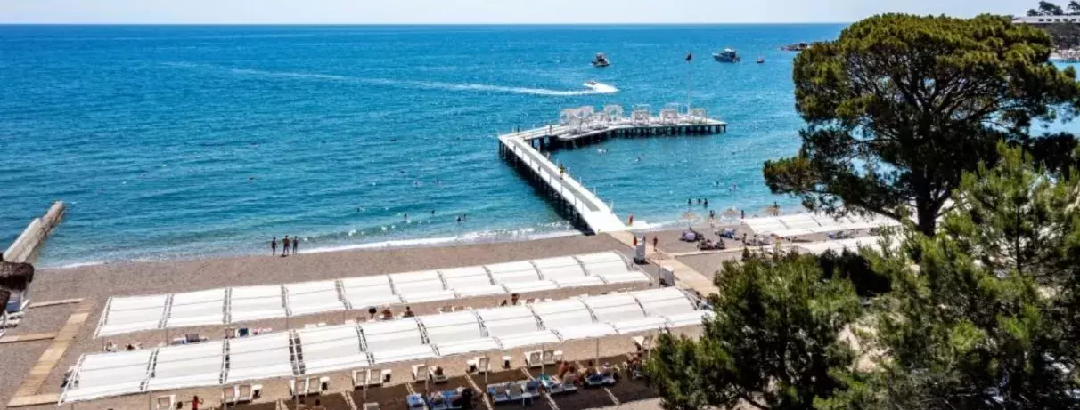 plage avec parasols et transats