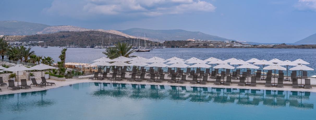 piscine avec vue sur la mer