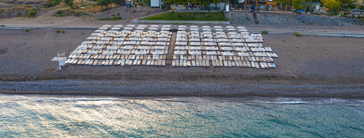 plage avec parasols et transats