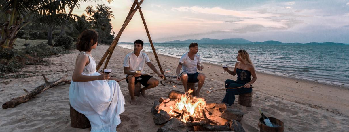 plage avec feux de camp