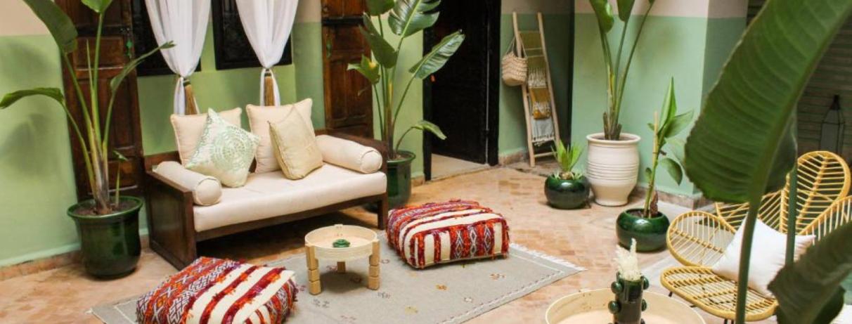 canapé avec poufs