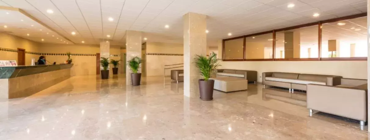 hall d'entrée de l'hôtel avec canapés en cuir