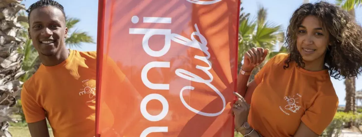 animateurs mondi club avec affiche