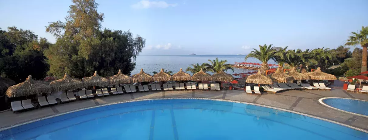 piscine extérieur avec transats et parasols