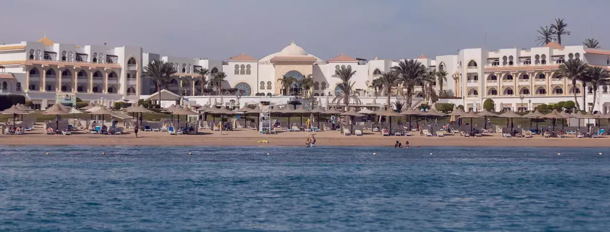 vue lointaine hôtel et plage