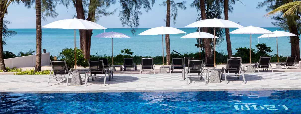 piscine extérieure avec parasols et transats