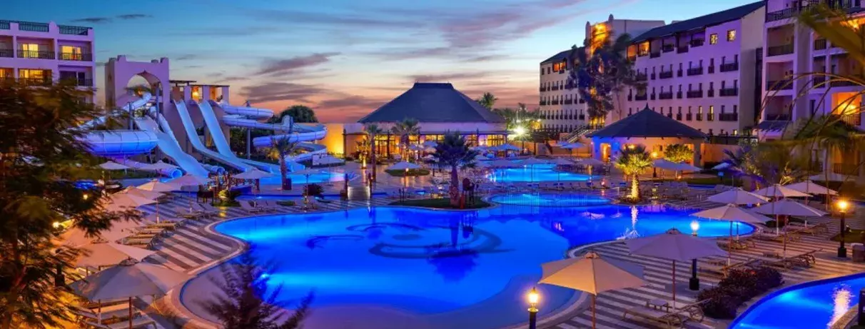 hôtel et piscine de nuit