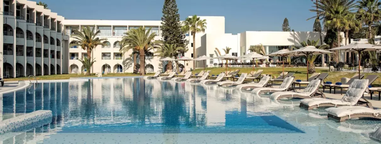 vue piscine et hotel 