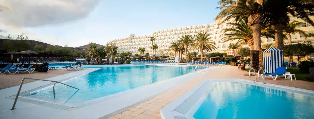 deux piscines extérieures avec palmiers