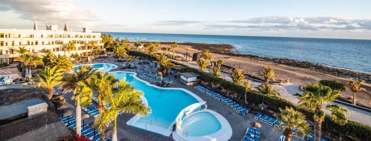 vue sur la plage et des piscines de l'hôtel