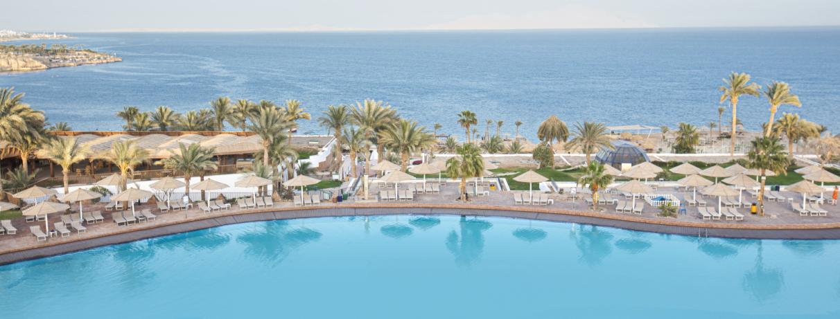 vue piscine et mer