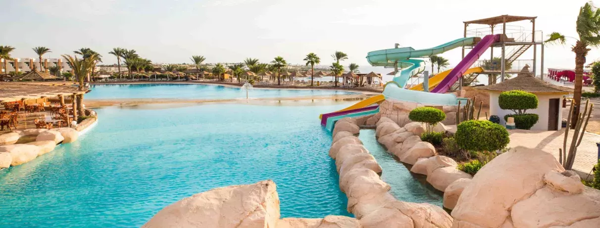 piscine avec toboggans