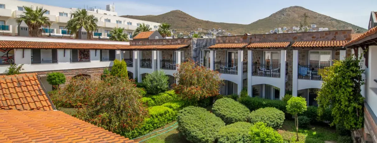 façade de l'hôtel avec son architecture et son jardin