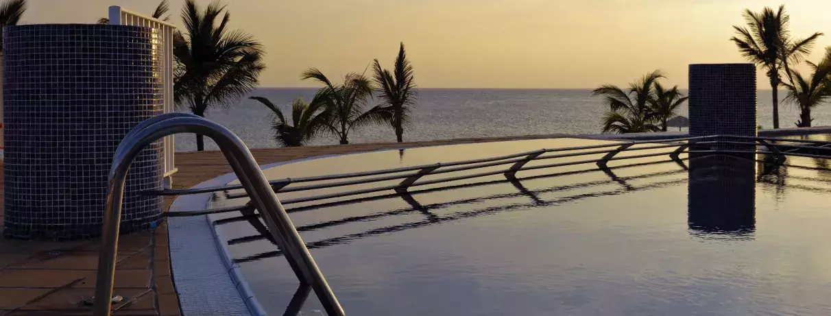 piscine couché de soleil 