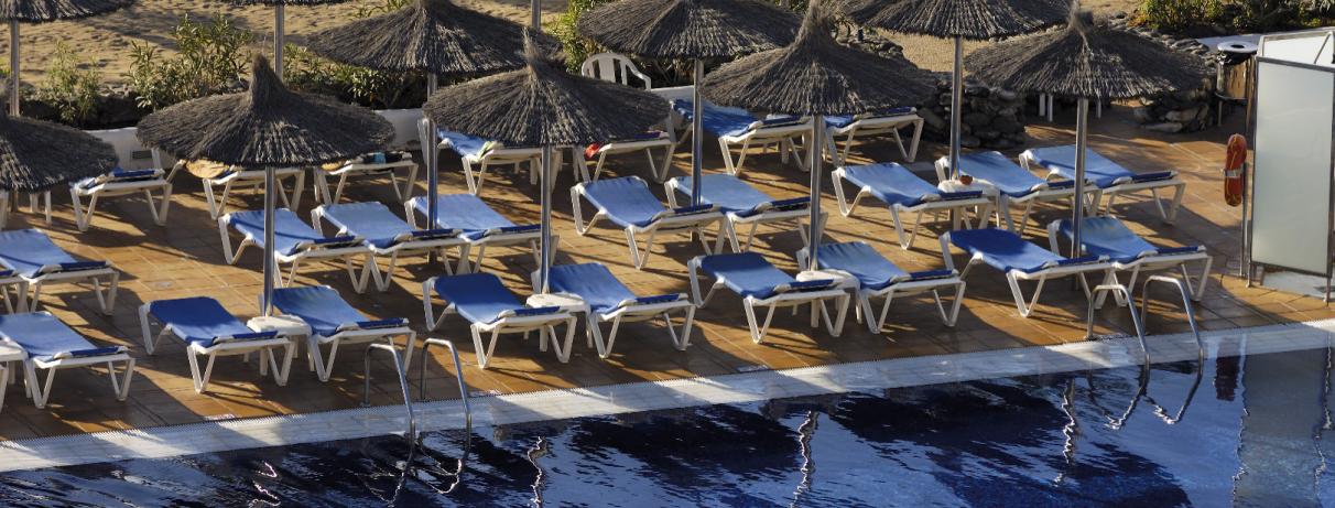 piscine avec transats et parasols 