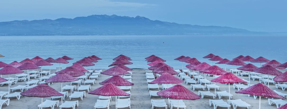 plage avec transats et parasols 