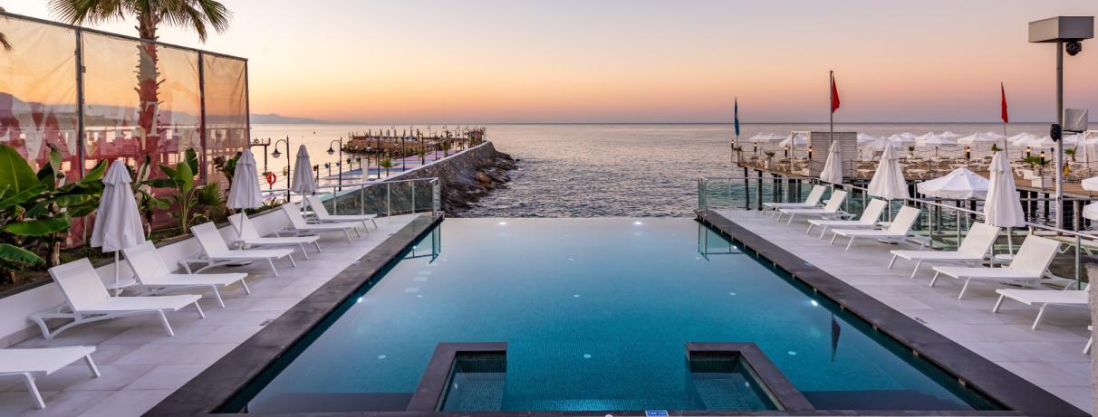 piscine avec vue sur la mer 