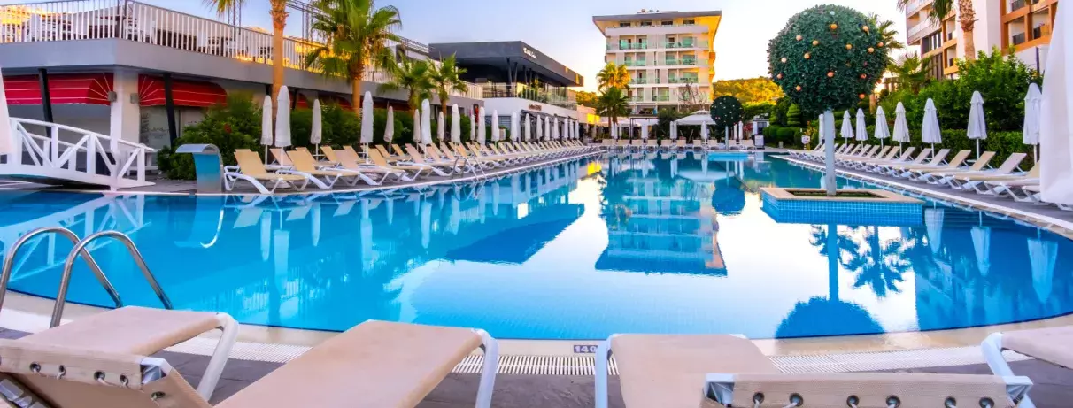 piscine extérieur avec transats