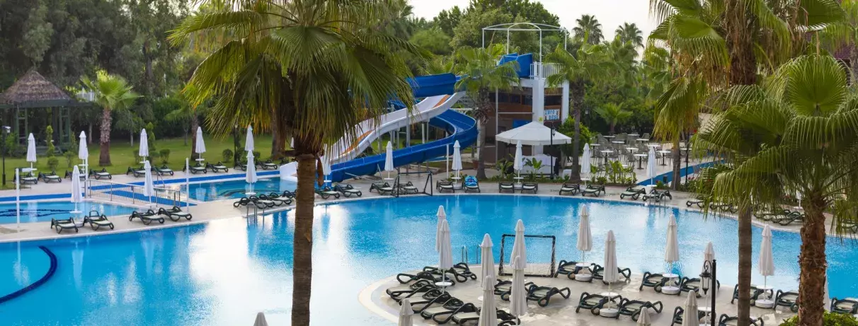 piscine avec toboggan