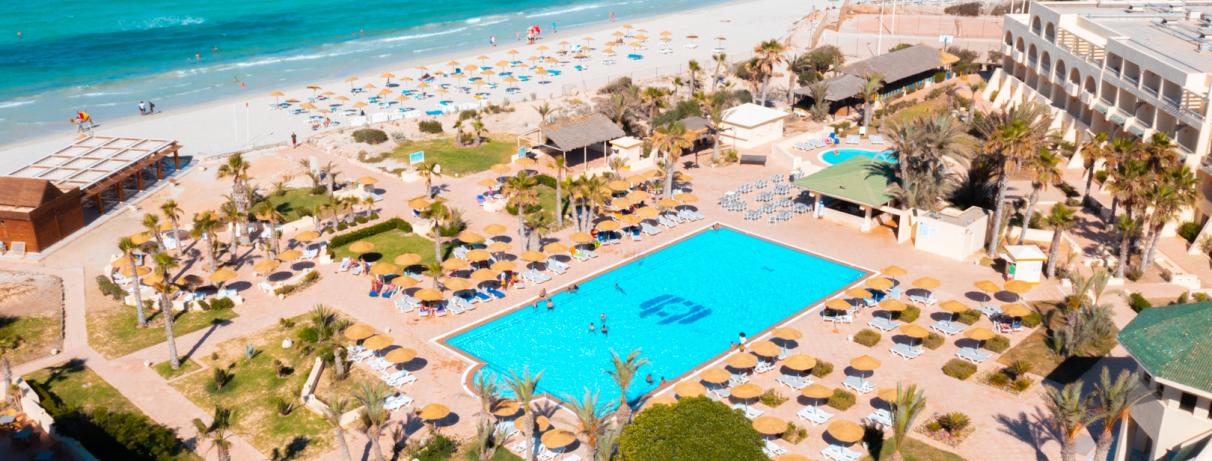vue de la piscine et la plage 