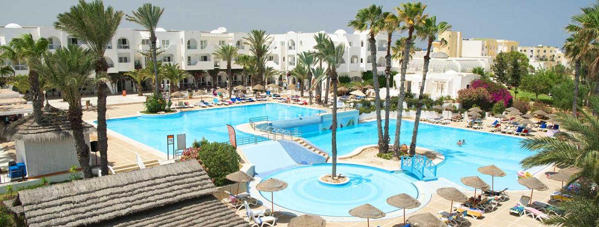 piscine avec palmiers