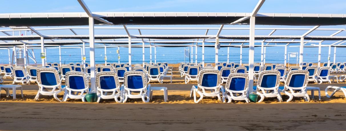 plage avec transats 