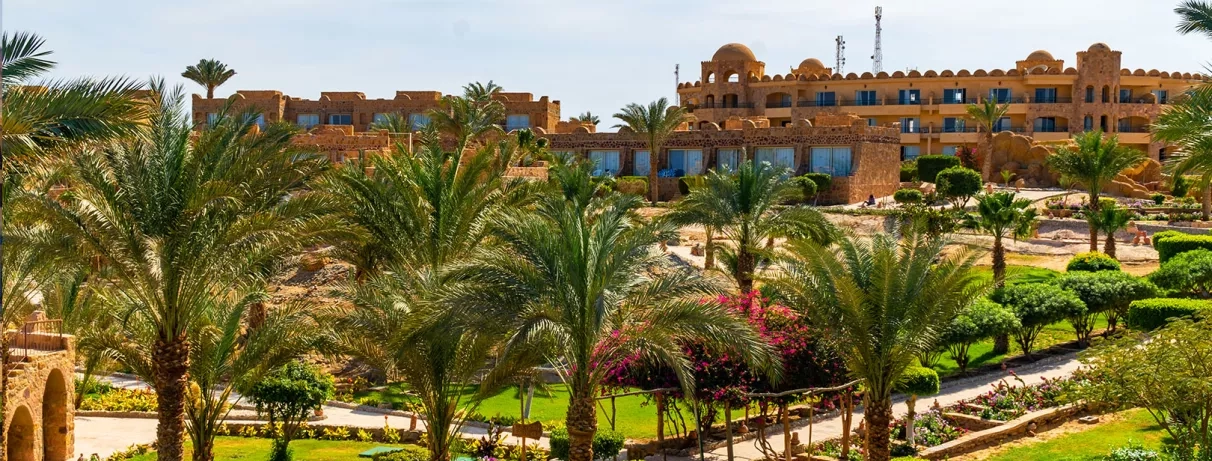 jardin et hôtel vue de loin