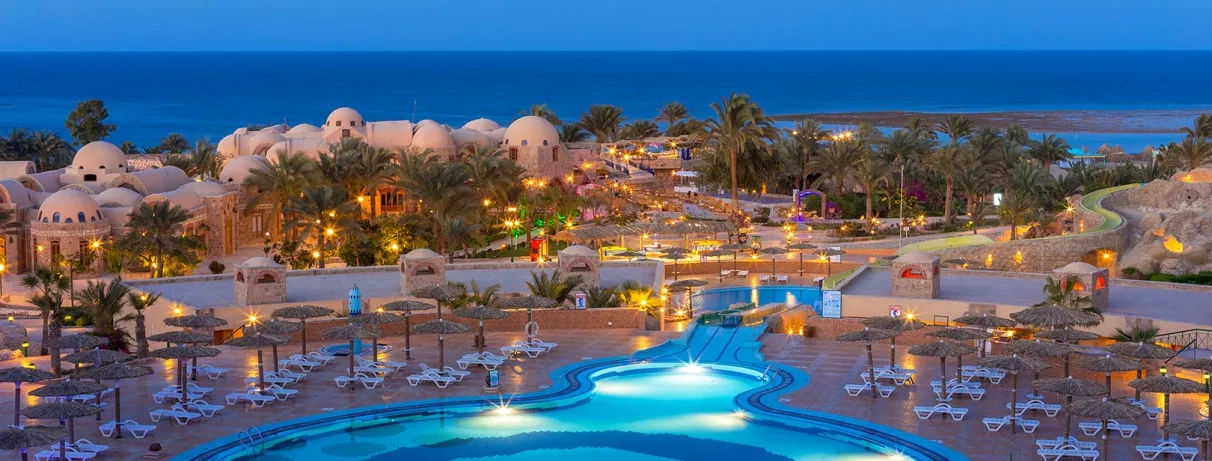 hotel et piscine vue nuit