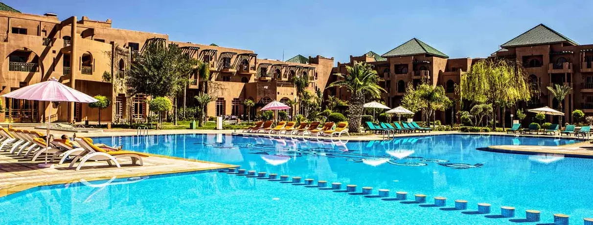 piscine et bâtiment