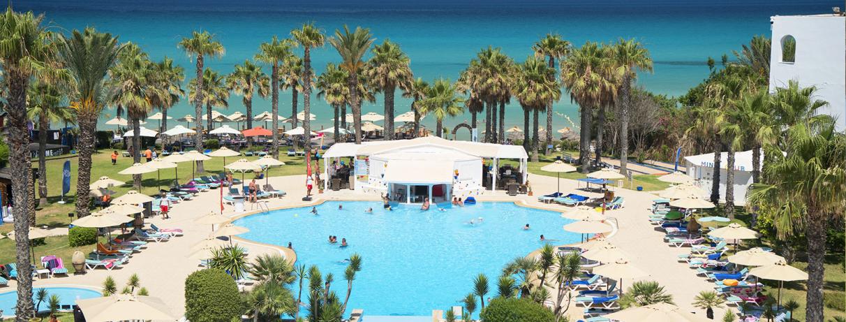 vue piscine et mer