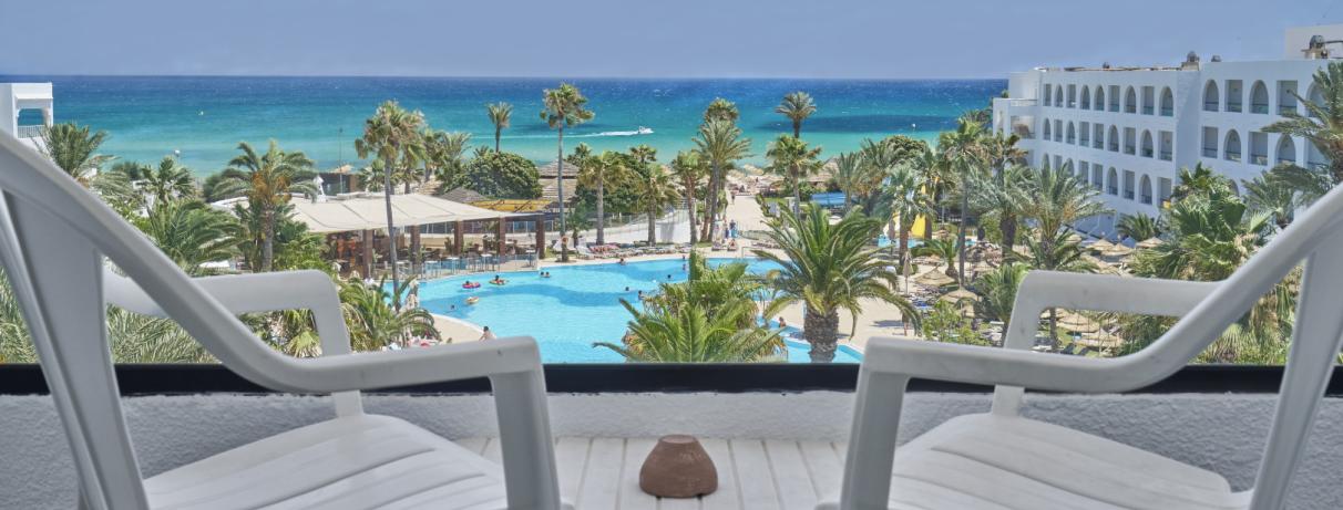 vue piscine et mer