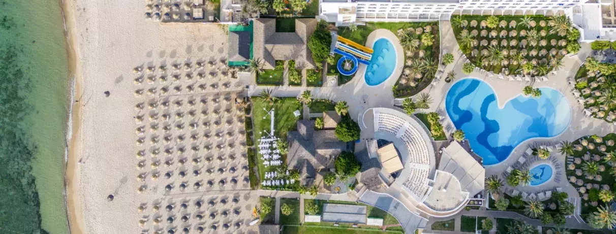 vue drone sur la piscine et la plage