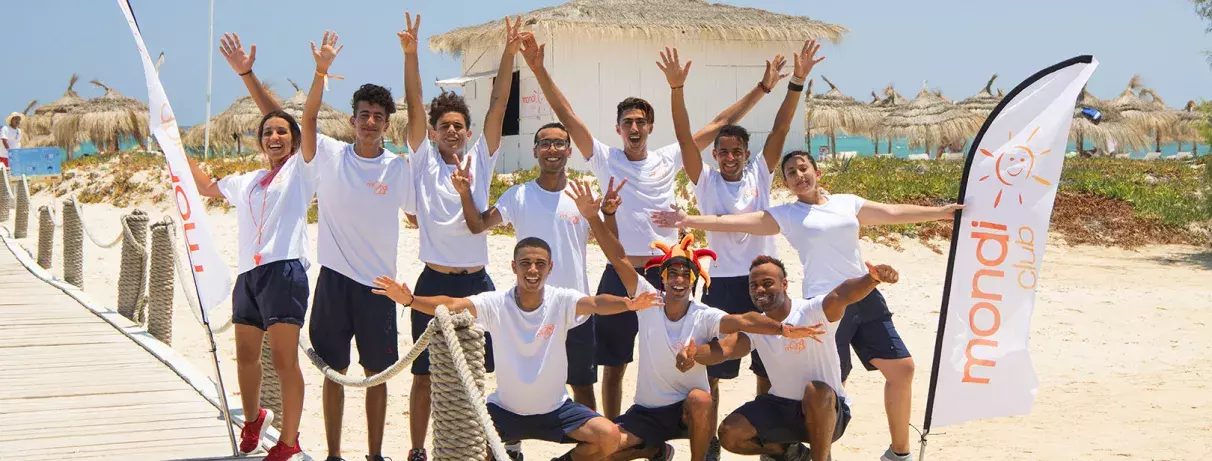 groupe d'animateurs en tee shirt blanc